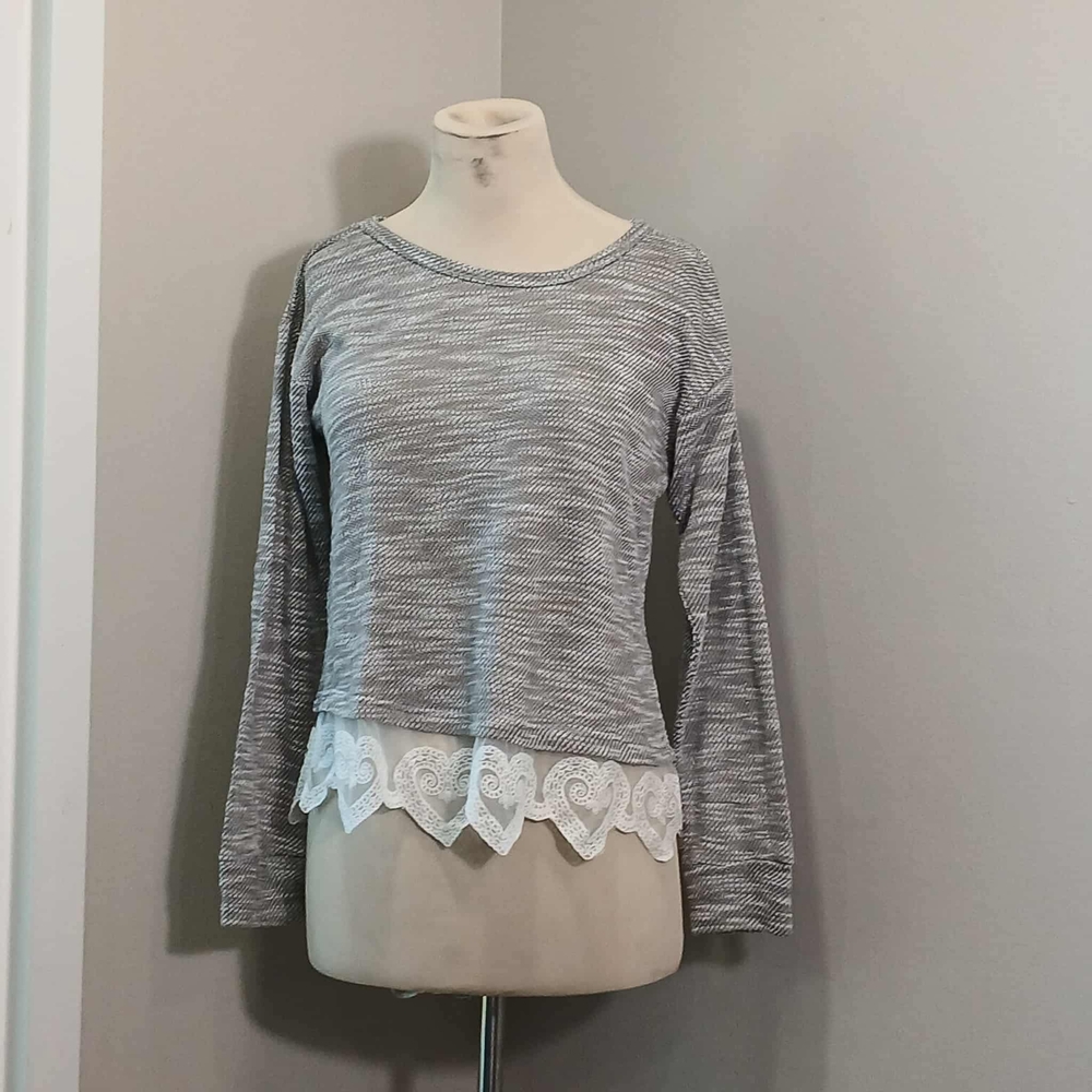 #19 Doe & Rae Gray and White Long Sleeve Top with Lace Hem